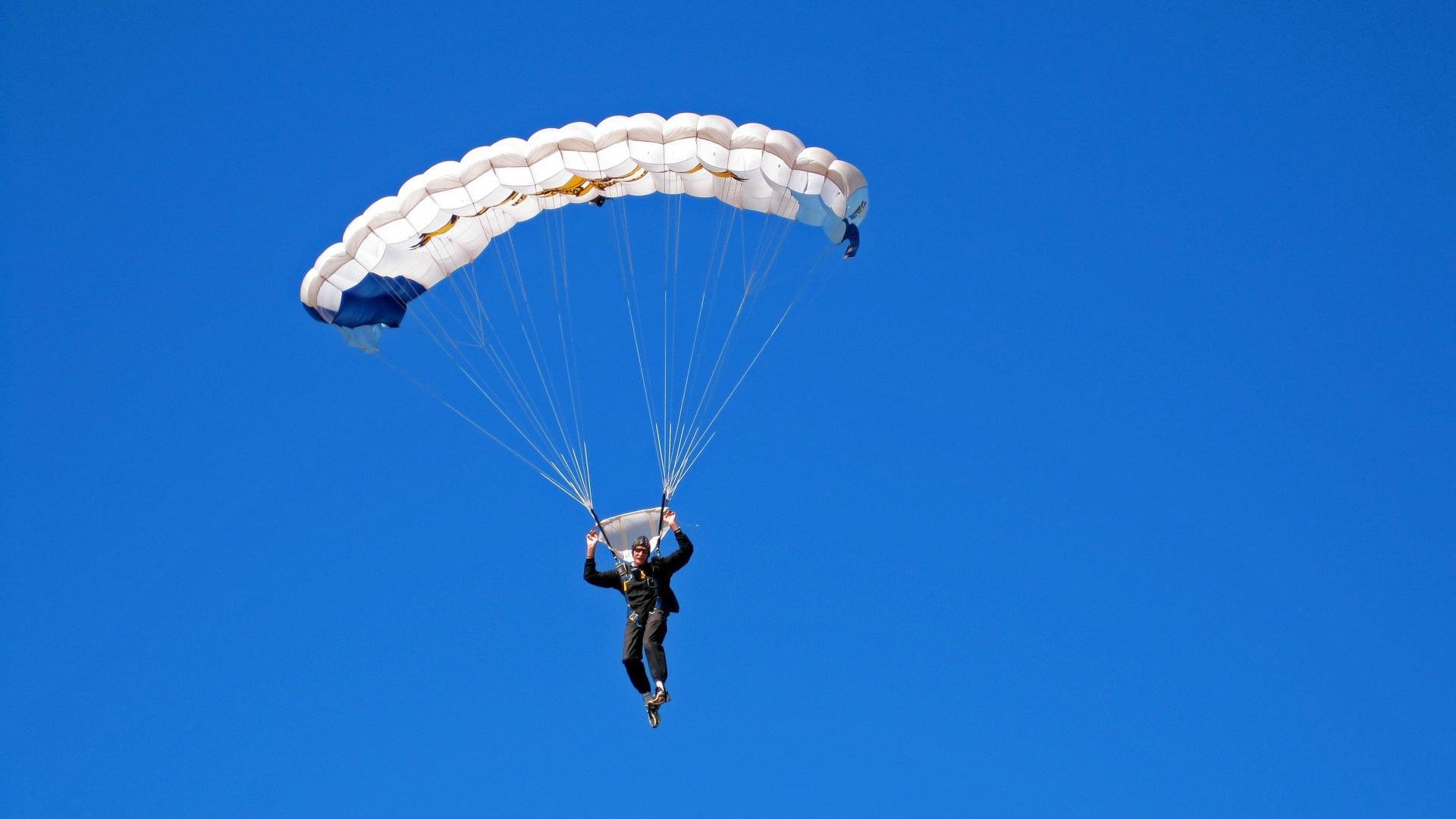 冈比亚男篮在非洲锦标赛中奋勇拼搏，竞争激烈